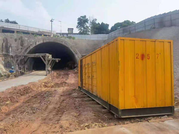 轮台发电机出租自启装置的工作原理是什么？
